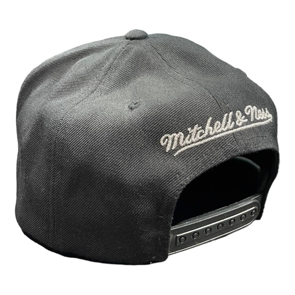 Black Cleveland Cavaliers Mitchell Ness Snap Back - Picture 2 of 7